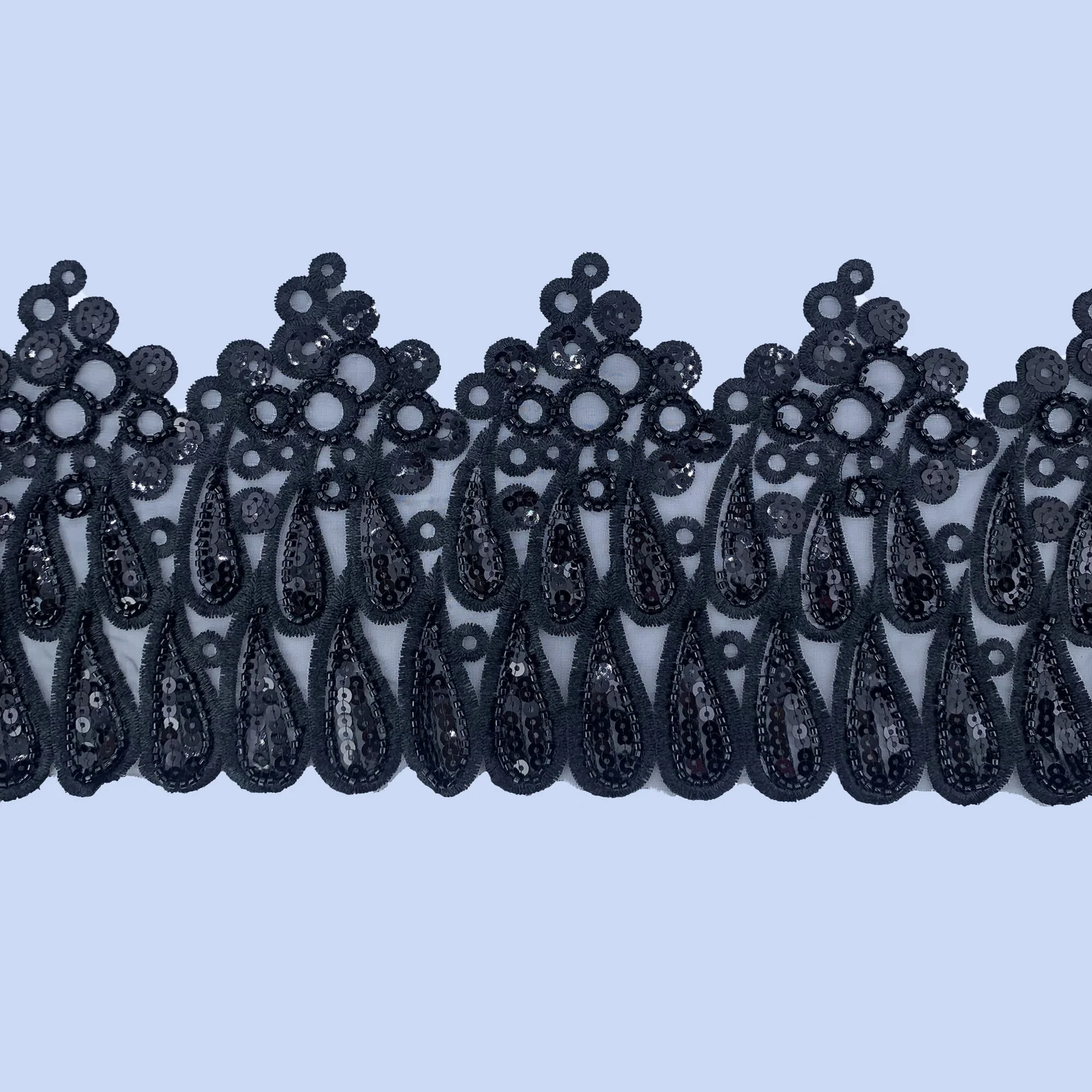 Galon noir orné de boucles en couronne — Échantillon photographié de galon décoratif ; vérifier couleur et construction sur un échantillon réel