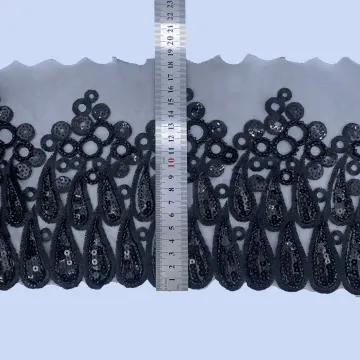 Galon noir orné de boucles en couronne — Échantillon photographié avec règle indicative ; demander les dimensions finies confirmées avant commande