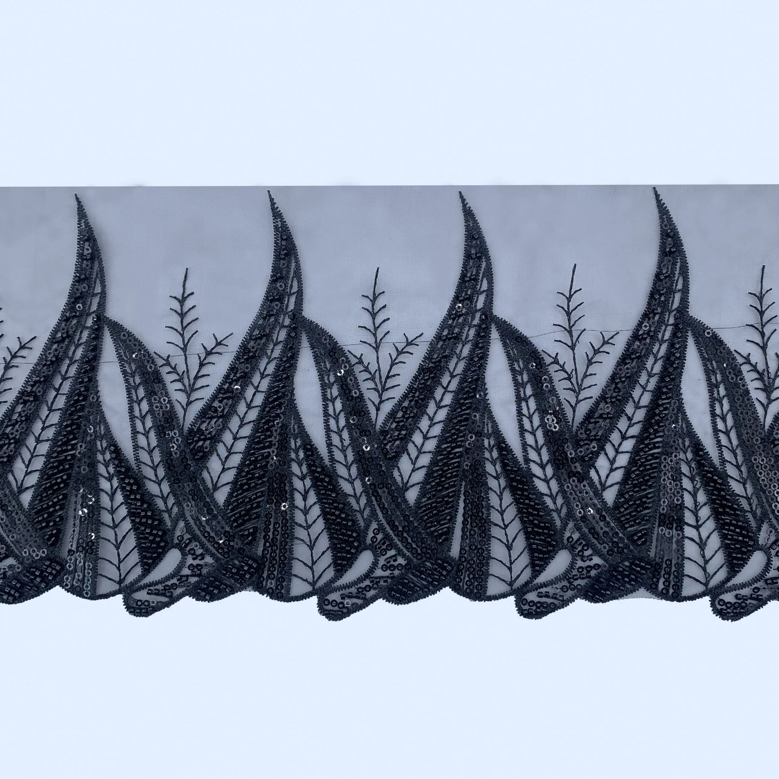 Galon de tulle noir à pointes feuillues — Échantillon photographié de galon décoratif ; vérifier couleur et construction sur un échantillon réel
