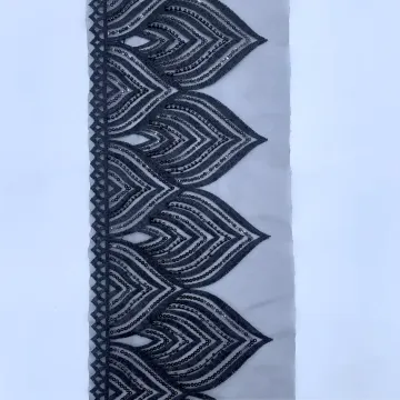 شريط شبكي أسود بزخارف مدببة متداخلة