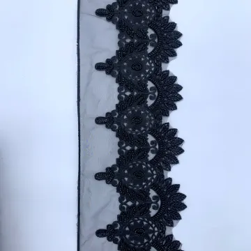 شريط شبكي أسود بوردات وحافة متموجة