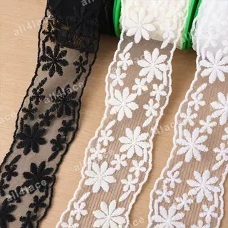 Black and White Daisy Mesh Border