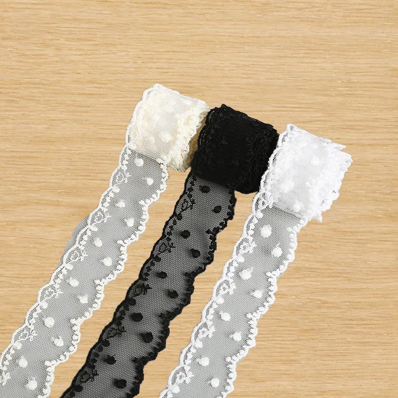 Galon en tulle à motifs fleurs variées, tons noir et blanc — Échantillon photographié de galon décoratif ; vérifier couleur et construction sur un échantillon réel