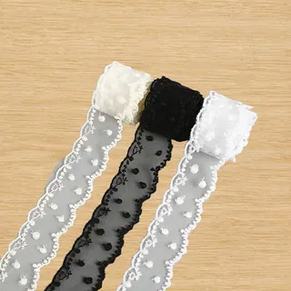 Galon en tulle à motifs fleurs variées, tons noir et blanc — Échantillon photographié de galon décoratif ; vérifier couleur et construction sur un échantillon réel
