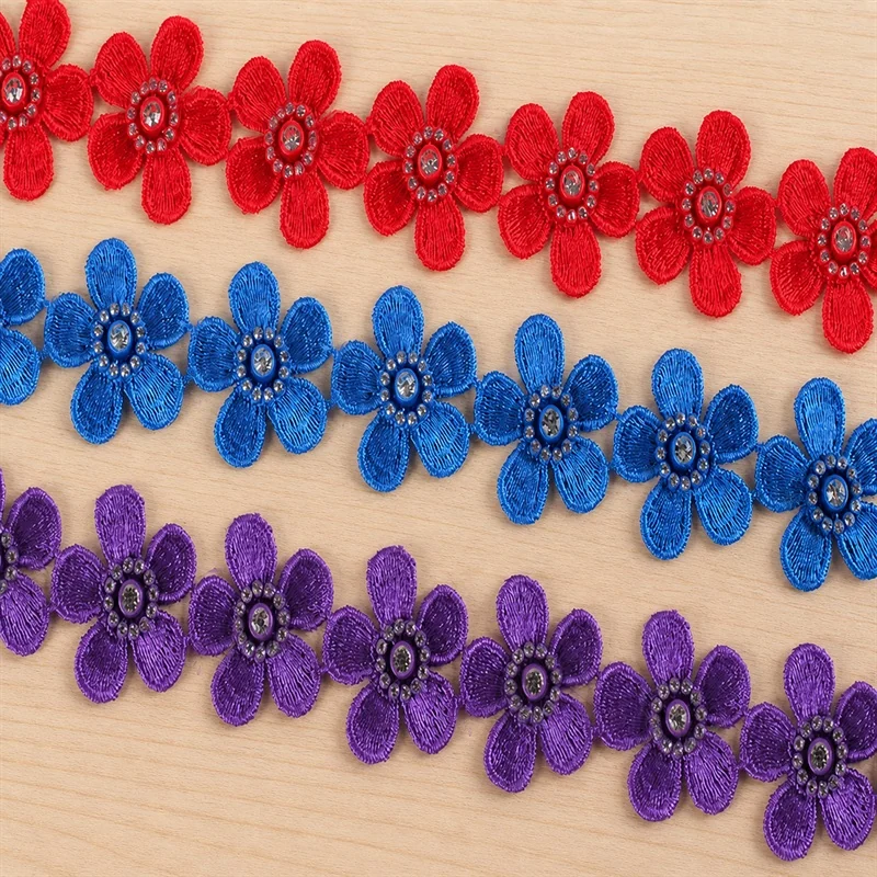 Galon décoratif à motifs fleurs rondes, tons multicolores vifs — Échantillon photographié de galon décoratif ; vérifier couleur et construction sur un échantillon réel