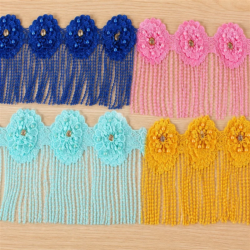 Bordure à fleurs vives et longues franges — Échantillon photographié de galon décoratif ; vérifier couleur et construction sur un échantillon réel