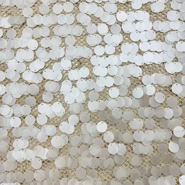 Tissu ivoire à sequins ronds sur résille ajourée — Vue générale de l'échantillon et du motif