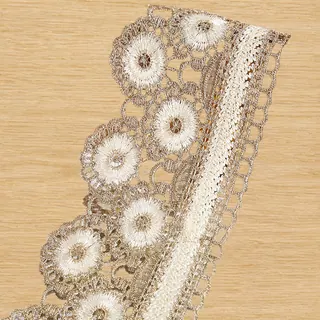 Galon de dentelle à motifs fleurs en rosace, tons ivoire — Échantillon photographié de galon décoratif ; vérifier couleur et construction sur un échantillon réel