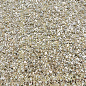 Tissu dense à disques et détails perlés mêlés — Échantillon couleur photographié ; demander les teintes actuellement disponibles