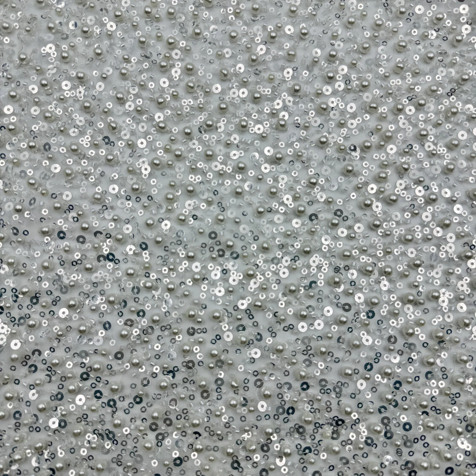 Tissu dense à disques et détails perlés mêlés — Vue générale de l'échantillon et du motif