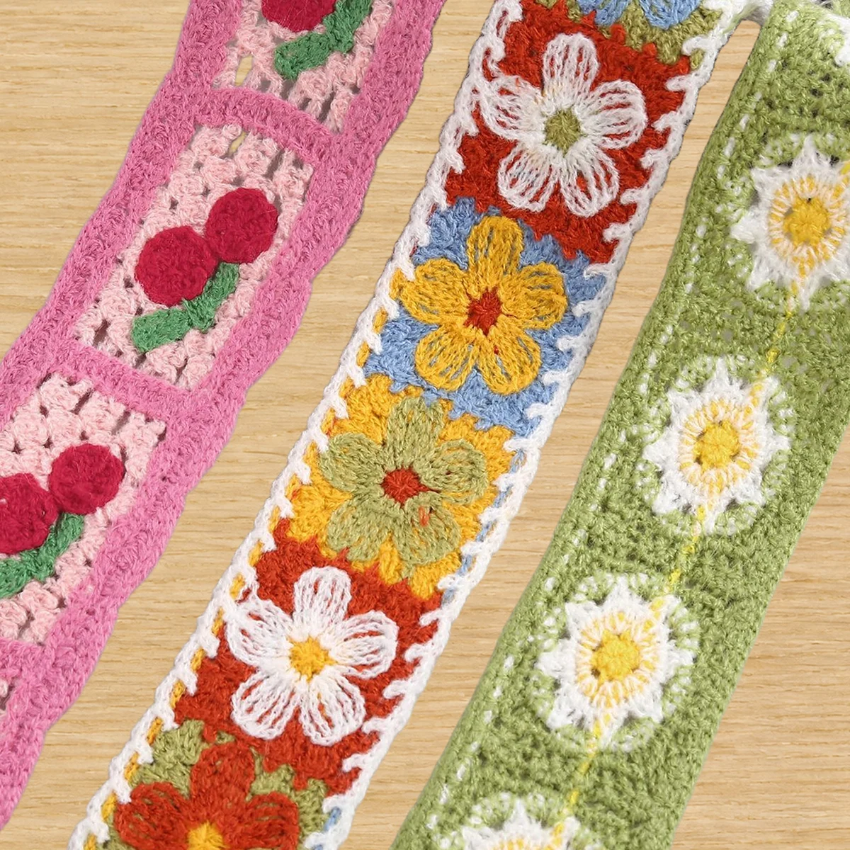 Encaje decorativo con fresas, tonos multicolores — Muestra fotografiada de ribete decorativo; compruebe color y construcción con una muestra física
