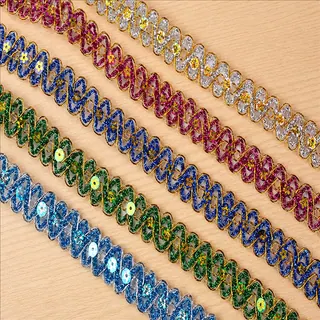 Galon décoratif à motifs accents en zigzag, tons multicolores — Échantillon photographié de galon décoratif ; vérifier couleur et construction sur un échantillon réel
