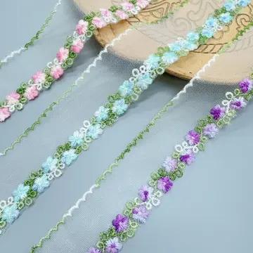 Galon de fleurs pastel sur fine liane — Gros plan de la surface photographiée