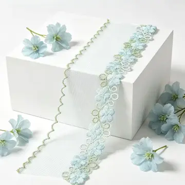 Galon de fleurs pastel sur fine liane — Vue générale de l'échantillon et du motif