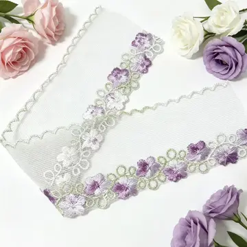 Galon de fleurs pastel sur fine liane — Échantillons de couleurs photographiés ensemble