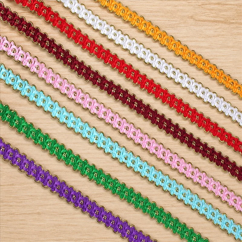 Galon décoratif à motifs tresse étroite, tons pastel doux — Échantillon photographié de galon décoratif ; vérifier couleur et construction sur un échantillon réel