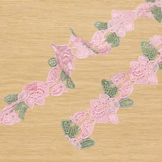 Galon de dentelle à motifs lianes fleuries, tons rose — Échantillon photographié de galon décoratif ; vérifier couleur et construction sur un échantillon réel