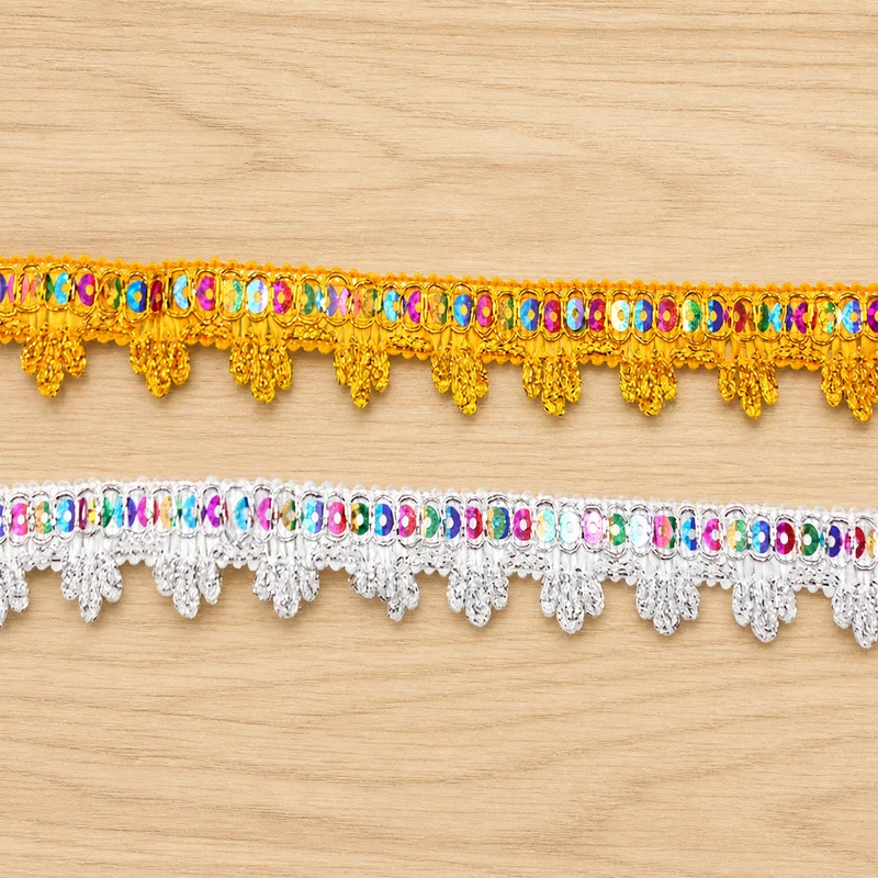 Galon à rangée brillante et pendants pointus — Échantillon photographié de galon décoratif ; vérifier couleur et construction sur un échantillon réel