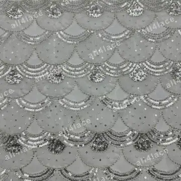شبك مزين بحبات ولمسات موجية مقوسة