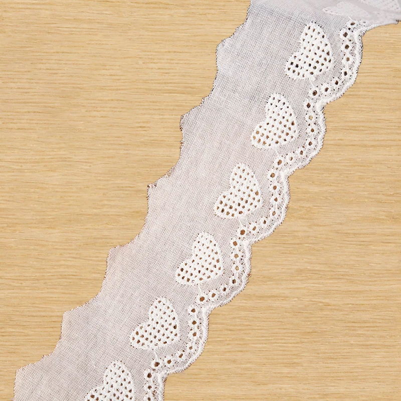 Ribete calado con formas caladas, tonos blanco — Muestra fotografiada de ribete decorativo; compruebe color y construcción con una muestra física
