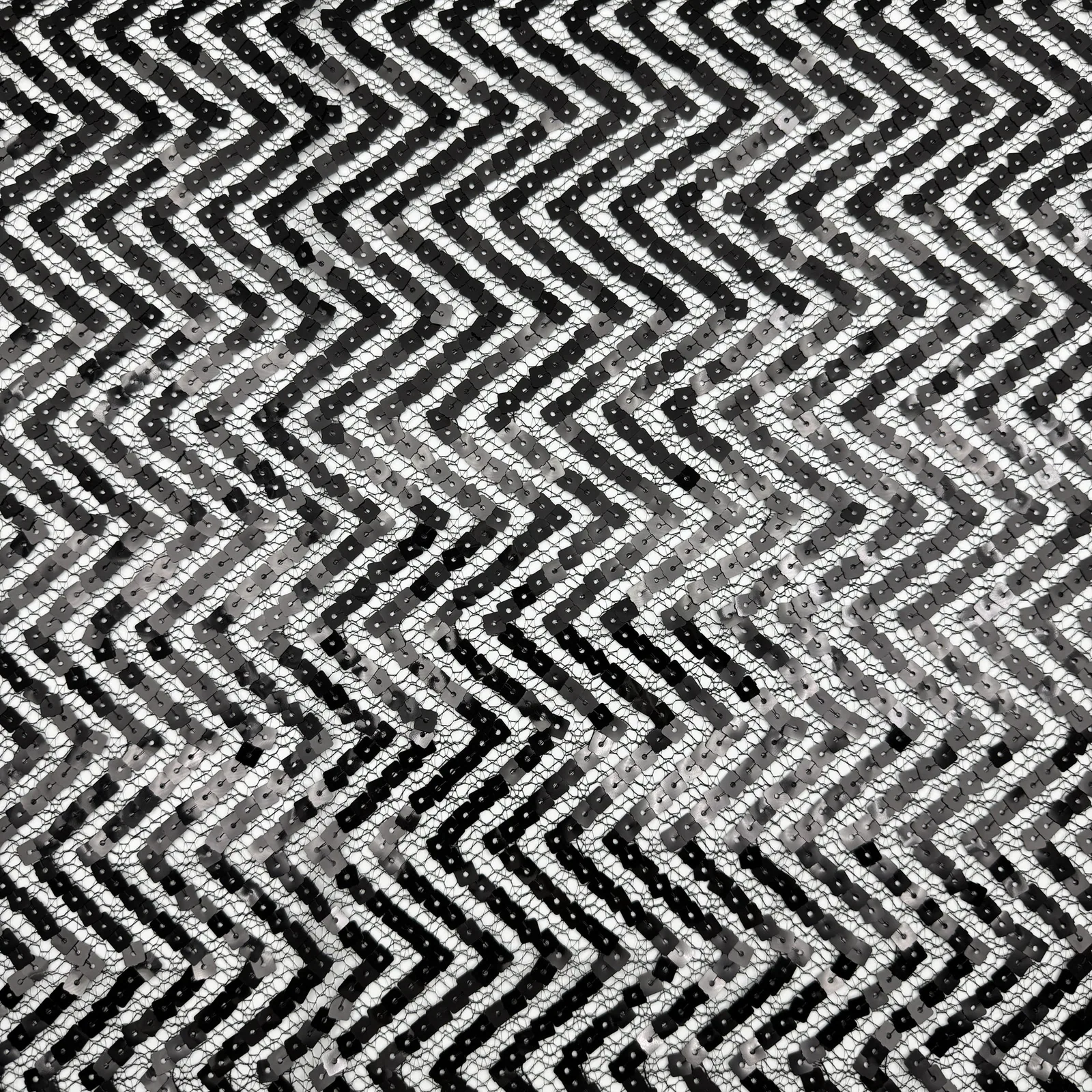 Résille ajourée à sequins en zigzag — Vue générale de l'échantillon et du motif