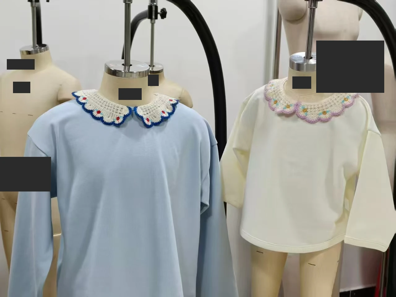تجربة الياقات على الملابس مع حجب مقاسات الدمى والعلامات الموجودة